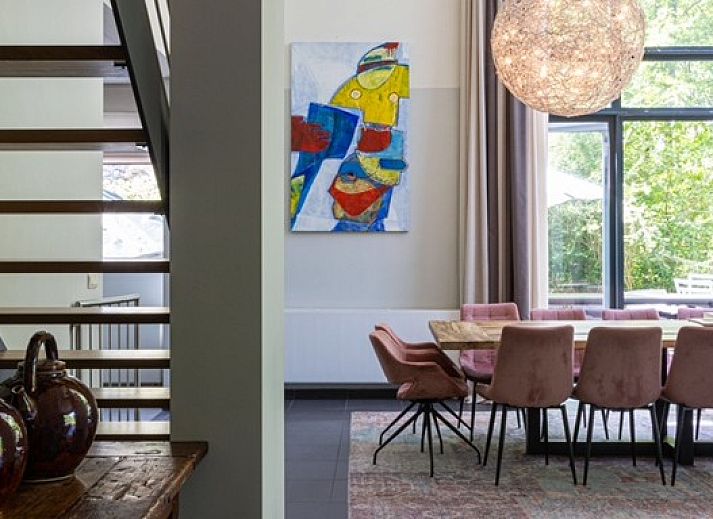 Moderne Kueche und Esszimmer im Ferienhaus La Roche Durbuy, Durbuy, mit viel Tageslicht.