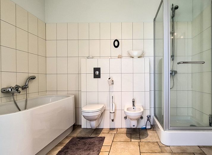 Ruime entree met houten meubels bij La Terre Ferme vakantiehuis in Houffalize, Ardennen, Belgie.