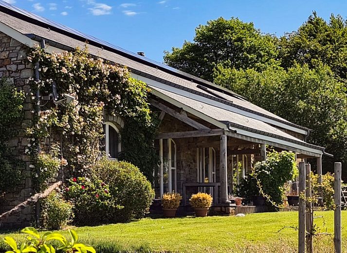 Stijlvolle eetkamer met kunstwerk in La Terre Ferme vakantiehuis, Houffalize, Ardennen, Belgie.