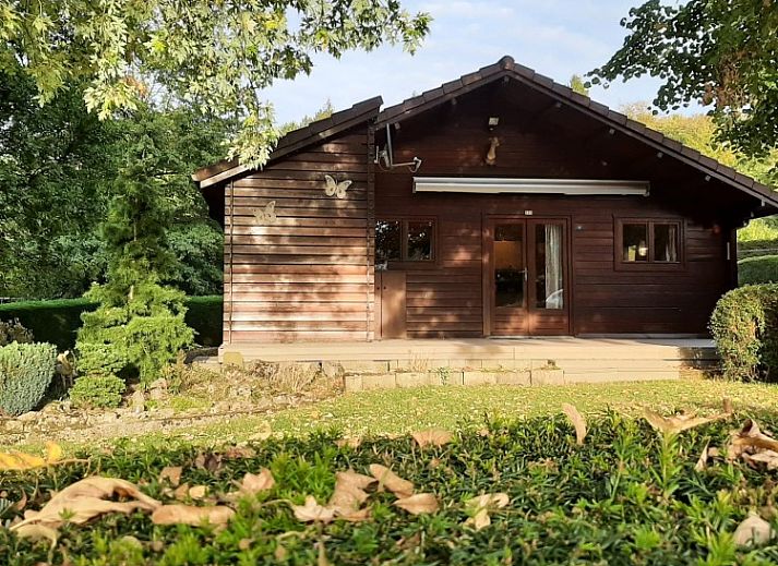Chalet 't Musje in Weris, Ardennen, Belgie met groene tuin en terras voor ontspanning.