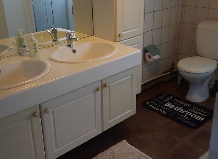 Chalet d'Achouffe, Achouffe-Houffalize, mit Aussenbereich und Holzlager in den Ardennen.