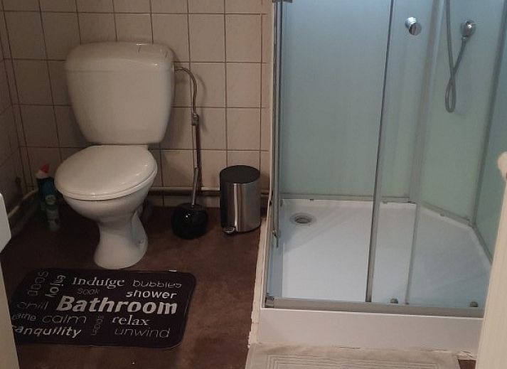 Chalet d'Achouffe, Achouffe-Houffalize, mit Aussenbereich und Holzlager in den Ardennen.