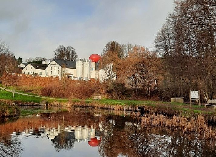 Chalet d'Achouffe, Achouffe-Houffalize, mit Aussenbereich und Holzlager in den Ardennen.