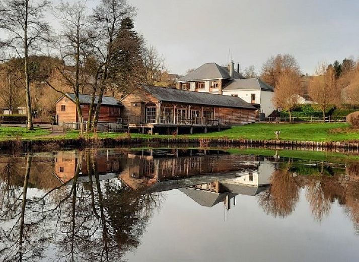 Chalet d'Achouffe, Achouffe-Houffalize, mit Aussenbereich und Holzlager in den Ardennen.