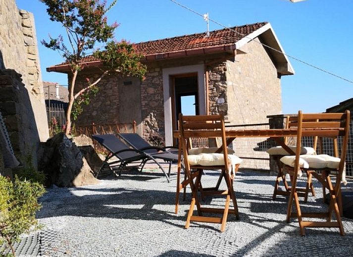 Geniet van de zon op het charmante terras van Villecchiamo, een vakantiehuis in het pittoreske Tresana-Villecchia, Toscane.
