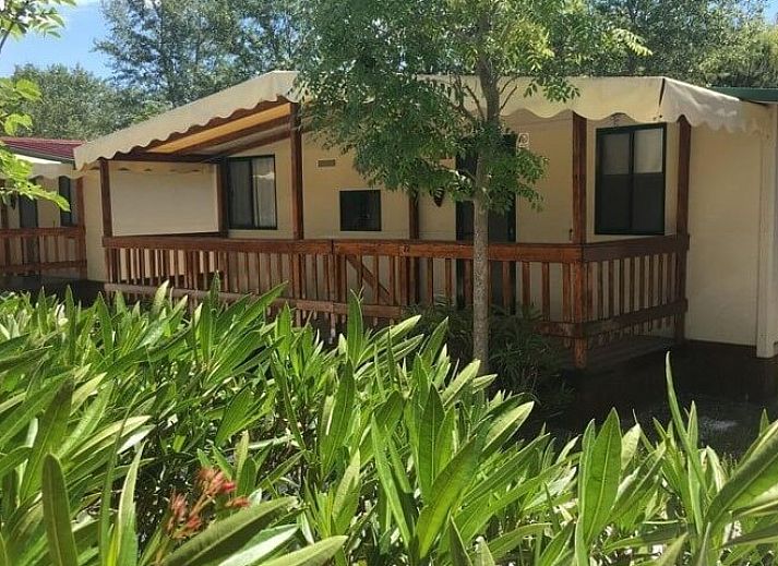 Geniet van de rust bij Toscachalets in Viareggio, Toscane. Vakantiehuis met veranda omringd door natuur.