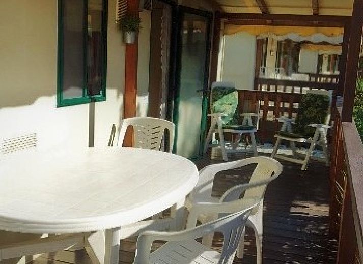 Geniet van de rust bij Toscachalets in Viareggio, Toscane. Vakantiehuis met veranda omringd door natuur.