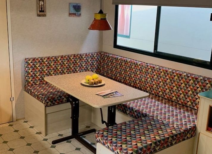 Comfort campingchalet Paradiso 028 in Viareggio, Toscane, met zonnige veranda en groene omgeving, ideaal voor een vakantie bij zee.