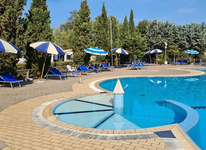 Campingchalet Toscane in Viareggio biedt een charmante stacaravan met veranda omgeven door natuur en rust nabij de zee.
