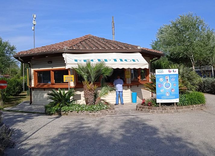 Campingchalet Toscane in Viareggio biedt een charmante stacaravan met veranda omgeven door natuur en rust nabij de zee.