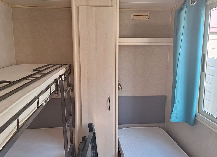 Campingchalet Toscane in Viareggio biedt een charmante stacaravan met veranda omgeven door natuur en rust nabij de zee.