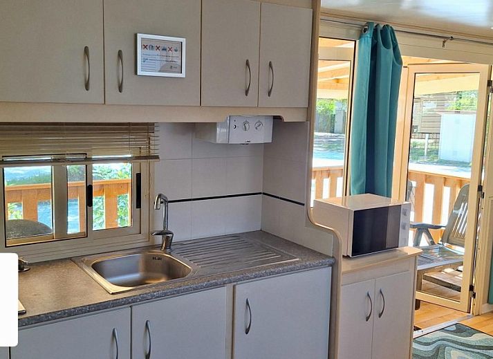 Geniet van het zwembad bij Campingchalet Toscane in Viareggio, Italie. Ontspannen vakantie aan zee met comfortabele ligstoelen.