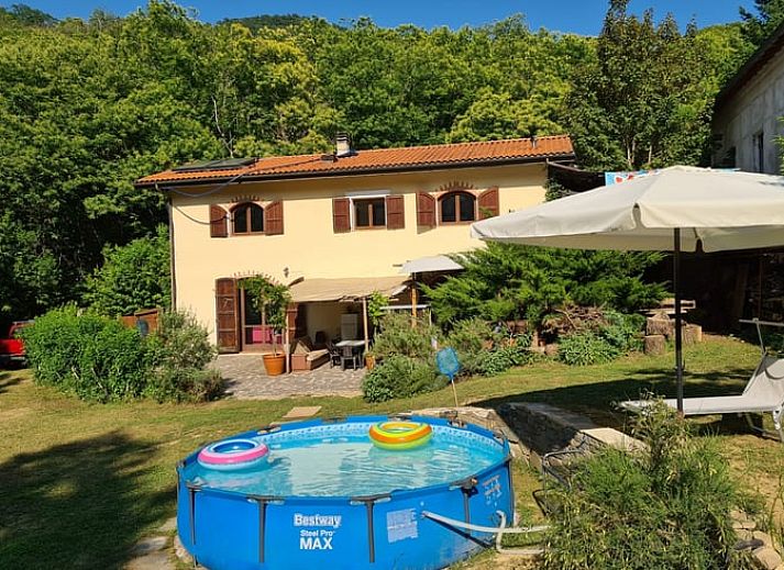 Ontspan bij het zwembad van Vakantiehuis in Mulazzo, Toscane, omringd door de groene natuur van Italie.