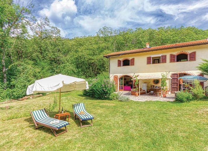 Ontspan bij het zwembad van Vakantiehuis in Mulazzo, Toscane, omringd door de groene natuur van Italie.