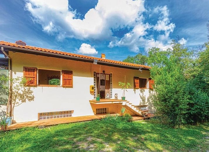 Vakantiehuis in Mulazzo biedt een idyllisch verblijf in Toscane, Italie, met een ruime tuin en comfortabele ligstoelen.