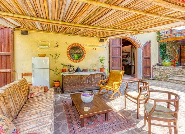 Geniet van het terras van Vakantiehuis in Mulazzo, gelegen in het schilderachtige Toscane, Italie.