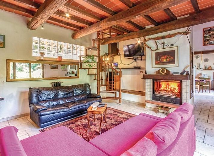 Ontspan bij het zwembad van Vakantiehuis in Mulazzo, Toscane, Italie, omringd door groene natuur.