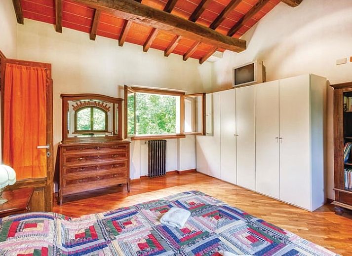 Ontspan bij het zwembad van Vakantiehuis in Mulazzo, Toscane, Italie, omringd door groene natuur.