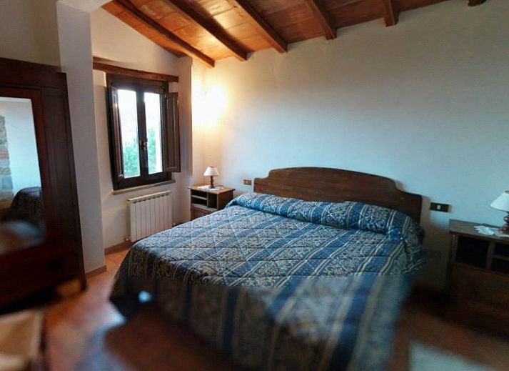 AGRITURISMO BULLETTA in Piegaro, Umbrie biedt een vakantiehuis met zwembad en prachtig uitzicht op de groene heuvels.