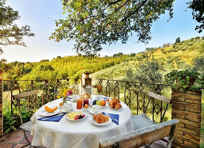 Villa Castelplanio vakantiehuis omgeven door groen in Castelplanio, Umbrie/Marche, Italie.