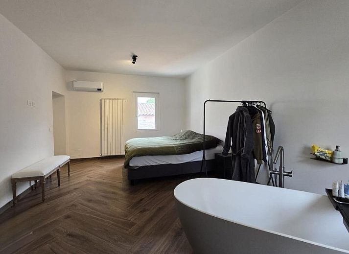 Casa Tuoro Sul Trasimeno, charmant vakantiehuis in Tuoro sul Trasimeno, Italie, met uitzicht op een rustige straat en authentieke omgeving.