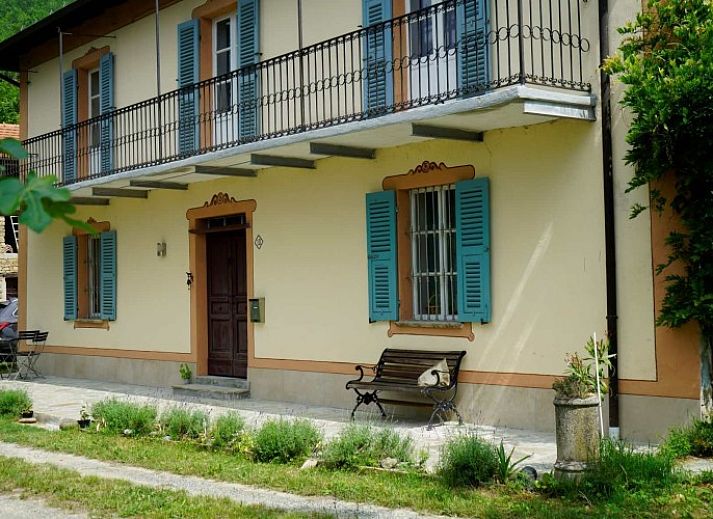 Ferienhaus Casa Nuova in Denice, Piemont, Italien, mit charmanter Veranda und grner Umgebung.