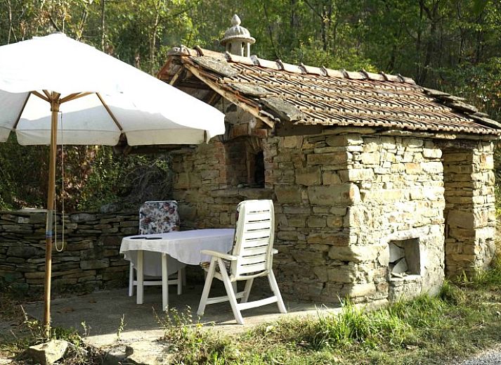 Ferienhaus Casa Nuova in Denice, Piemont, Italien, mit charmanter Veranda und grner Umgebung.