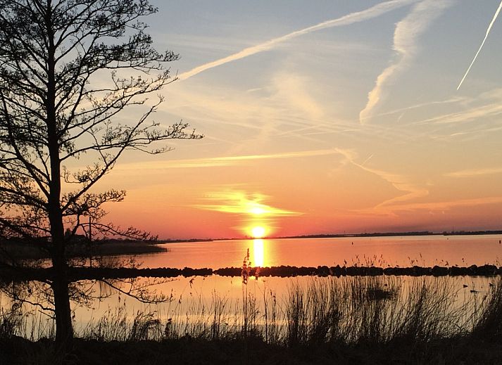 Breathtaking sunset at Tjeukemeer, near vacation home FR474 in Delfstrahuizen.