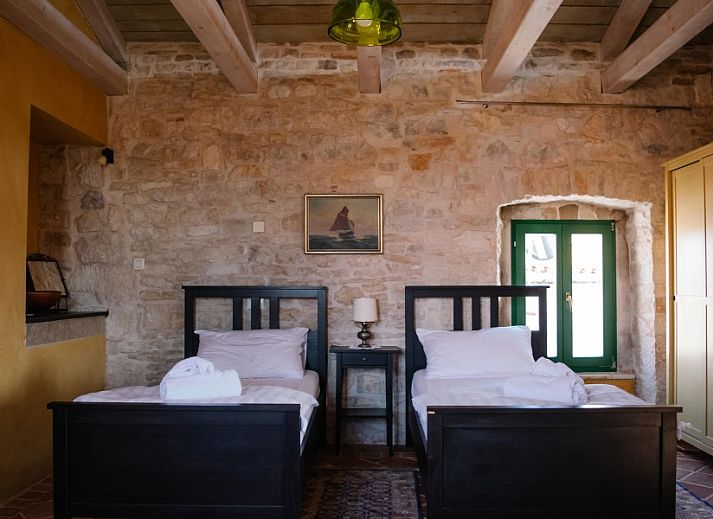 Geniet van het zwembad bij Neroli Place, een vakantiehuis in Savicenta, Istrie, Kroatie, omringd door een zonnig terras.