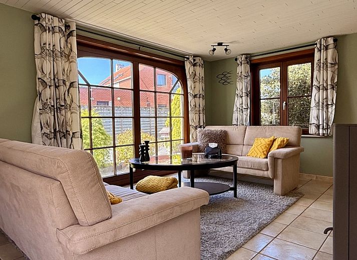 Vooraanzicht van Sun Sea Vakantiewoning in Middelkerke, Belgische kust. Charmant vakantiehuis met eigen oprit en groene omgeving.