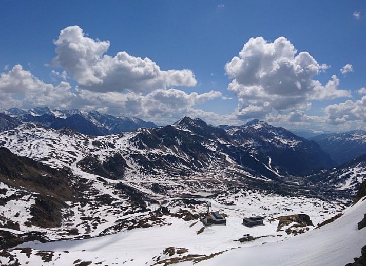 Haus Aineckblick, een charmant vakantieappartement in Sankt Margarethen im Lungau, Salzburg, omgeven door besneeuwde bergen.