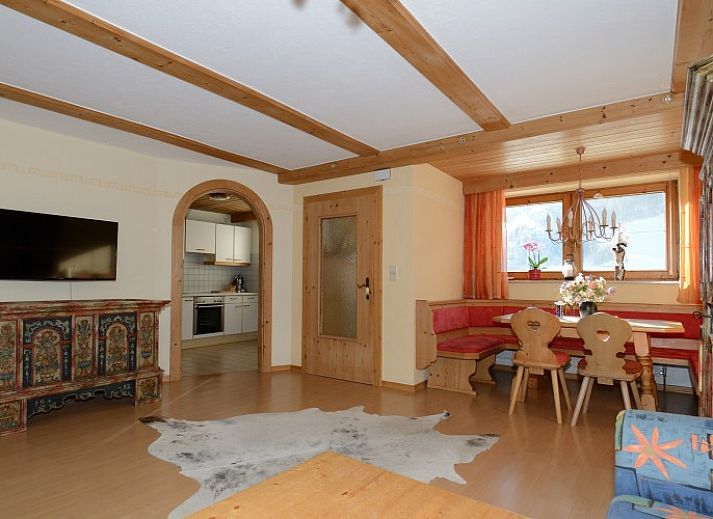 Gezellige eetruimte in Maxnhagerhof Rote Wand appartement, Weerberg, Tirol, met bergzicht en warme houten accenten.