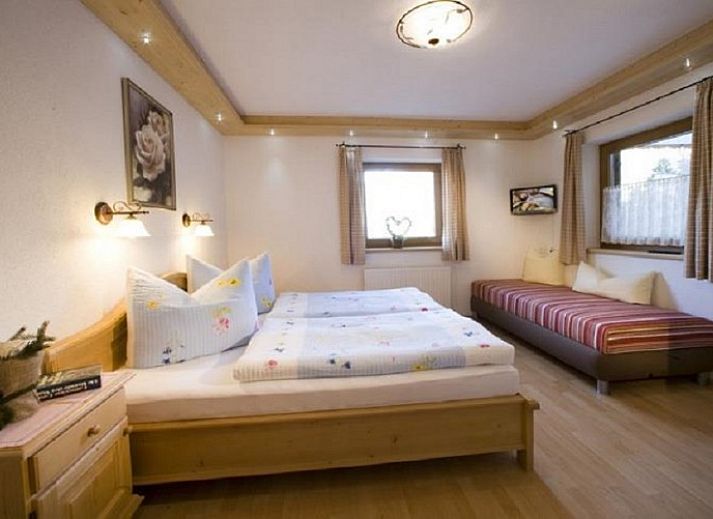 Chalet Hainzenberg in Zell am Ziller, Tirol, biedt een charmant verblijf te midden van een besneeuwd berglandschap.