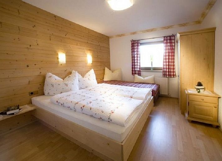 Chalet Hainzenberg in Zell am Ziller, Tirol, biedt een authentieke Oostenrijkse chaletervaring te midden van prachtige berglandschappen.