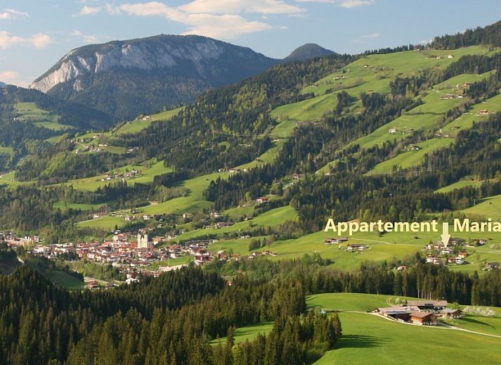 Appartement Mariandl in Hopfgarten im Brixental, Tirol, biedt een charmant uitzicht op de groene omgeving en bergen.