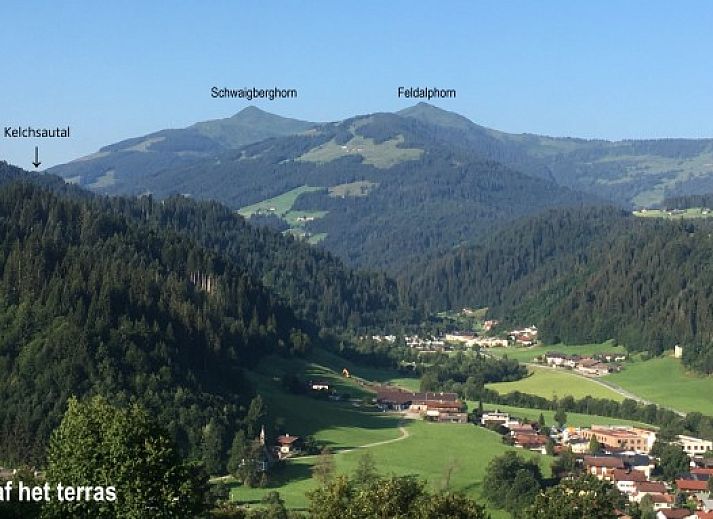 Appartement Mariandl in Hopfgarten im Brixental, Tirol, biedt een charmant uitzicht op de groene omgeving en bergen.