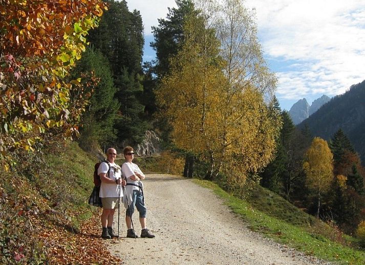 Adembenemend uitzicht vanaf het terras van Appartement Mariandl in Hopfgarten im Brixental, Tirol, omringd door bergen.