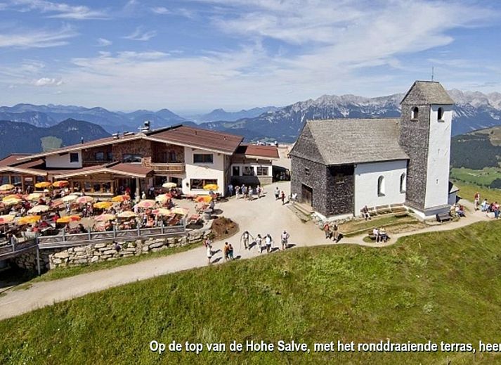 Adembenemend uitzicht vanaf het terras van Appartement Mariandl in Hopfgarten im Brixental, Tirol, omringd door bergen.