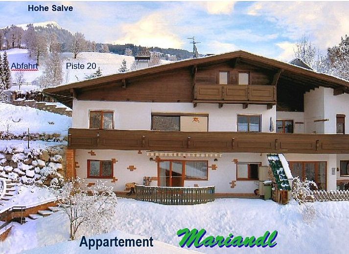 Adembenemend uitzicht vanaf het terras van Appartement Mariandl in Hopfgarten im Brixental, Tirol, omringd door bergen.
