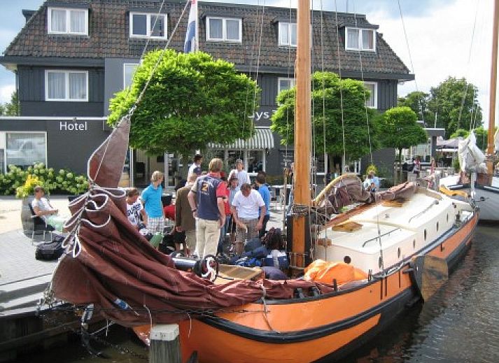 Guest house 120129 • Boat Sneekermeer • De Oranje Schuit