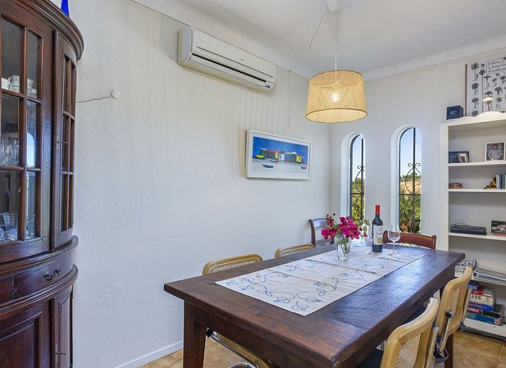 Geniet van het zwembad en de tuin van Algarve Vila Maria, een vakantiehuis in Praia do Carvoeiro, Algarve, Portugal.