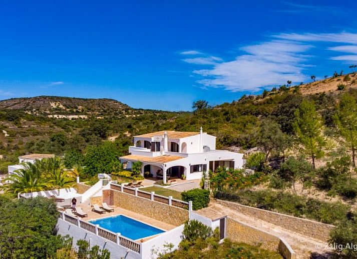 Casa Bonita in Santa Barbara de Nexe, Algarve, biedt een prachtig vakantiehuis met adembenemend uitzicht op de heuvelachtige omgeving.