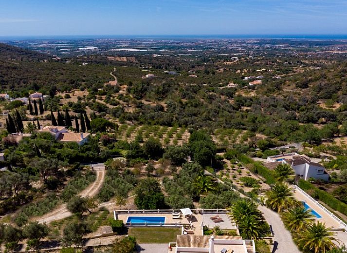 Casa Bonita in Santa Barbara de Nexe, Algarve, biedt een prachtig vakantiehuis met adembenemend uitzicht op de heuvelachtige omgeving.