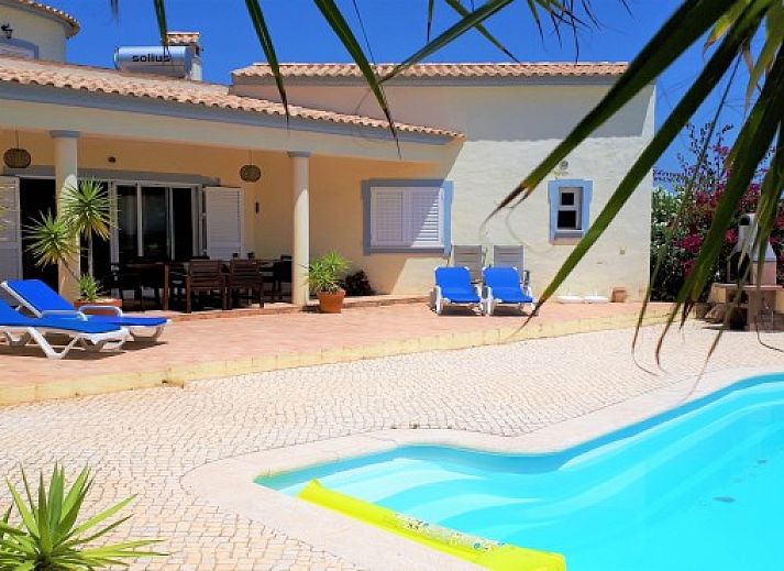 Geniet van het zwembad bij Casa Oliveira, een prachtig vakantiehuis in Moncarapacho, Algarve, omringd door groene natuur.