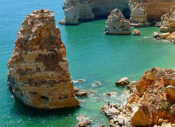 Geniet van het zwembad bij Casa Oliveira, een prachtig vakantiehuis in Moncarapacho, Algarve, omringd door groene natuur.