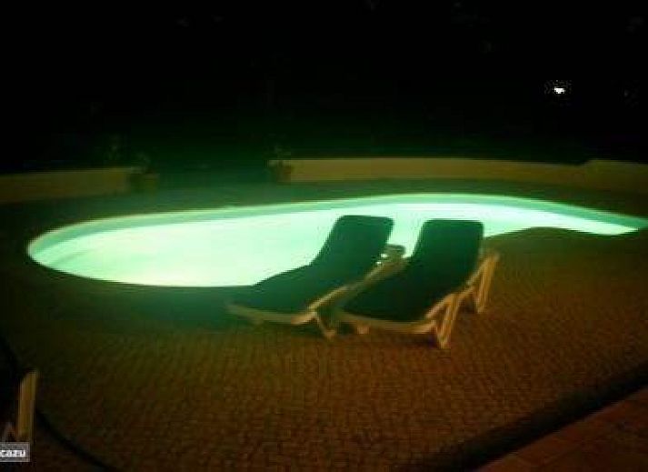 Geniet van het zwembad bij Casa Oliveira, een prachtig vakantiehuis in Moncarapacho, Algarve, omringd door groene natuur.