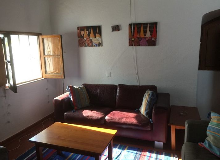 Geniet van de rust bij Casa Palmeira-Casa Geco, een vakantiehuis in Moncarapacho, Algarve, omgeven door weelderige natuur en zonnige paden.