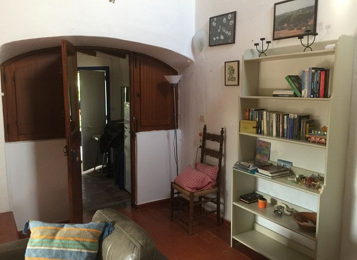 Geniet van de rust bij Casa Palmeira-Casa Geco, een vakantiehuis in Moncarapacho, Algarve, omgeven door weelderige natuur en zonnige paden.