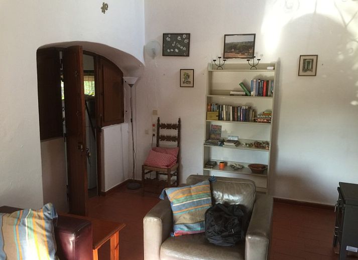 Geniet van de rust bij Casa Palmeira-Casa Geco, een vakantiehuis in Moncarapacho, Algarve, omgeven door weelderige natuur en zonnige paden.