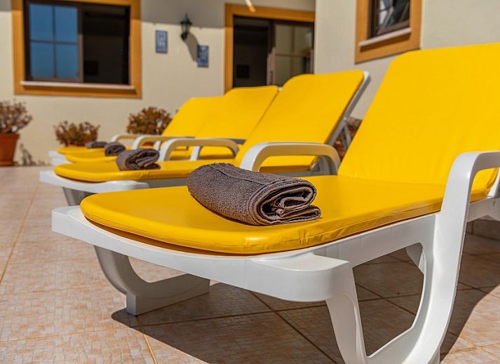 Casa dos Ninos Bed en breakfast Algarve in Albufeira biedt een zonnig terras met zwembad en uitzicht op de natuur van Portugal.